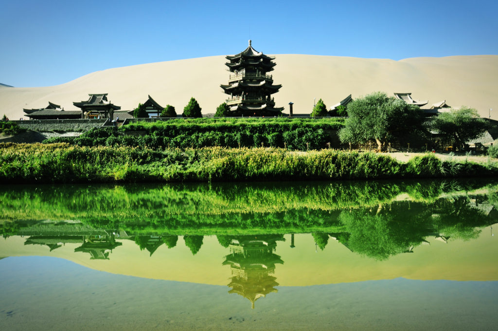 一部手机“撬动”的直播经济异军突起